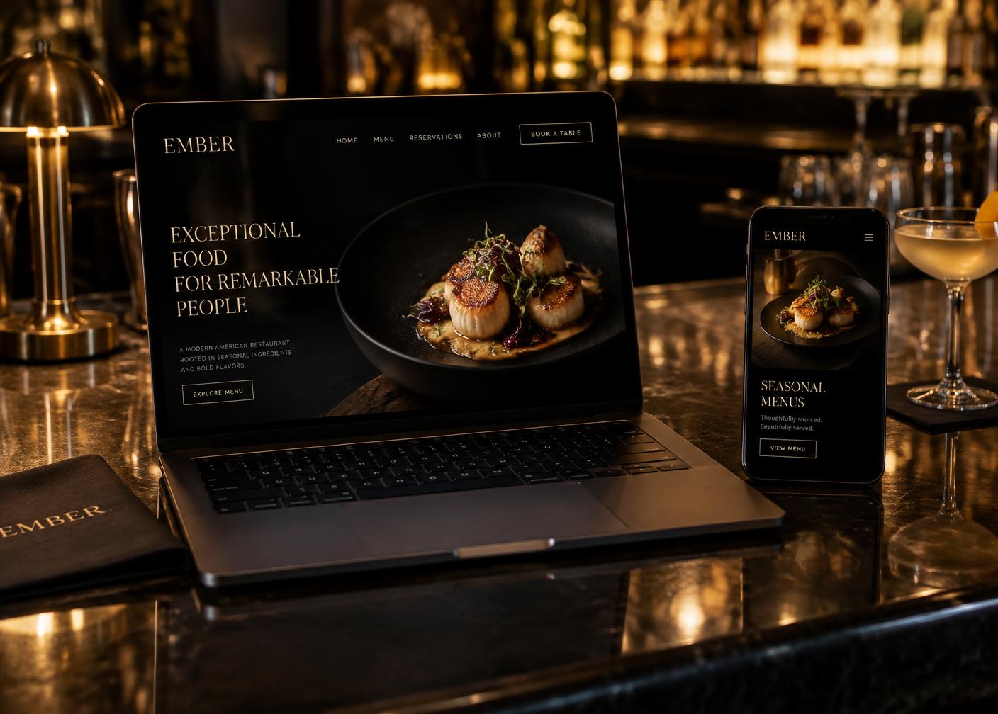 Restaurant-Website auf Laptop und Smartphone an einer dunklen Bar